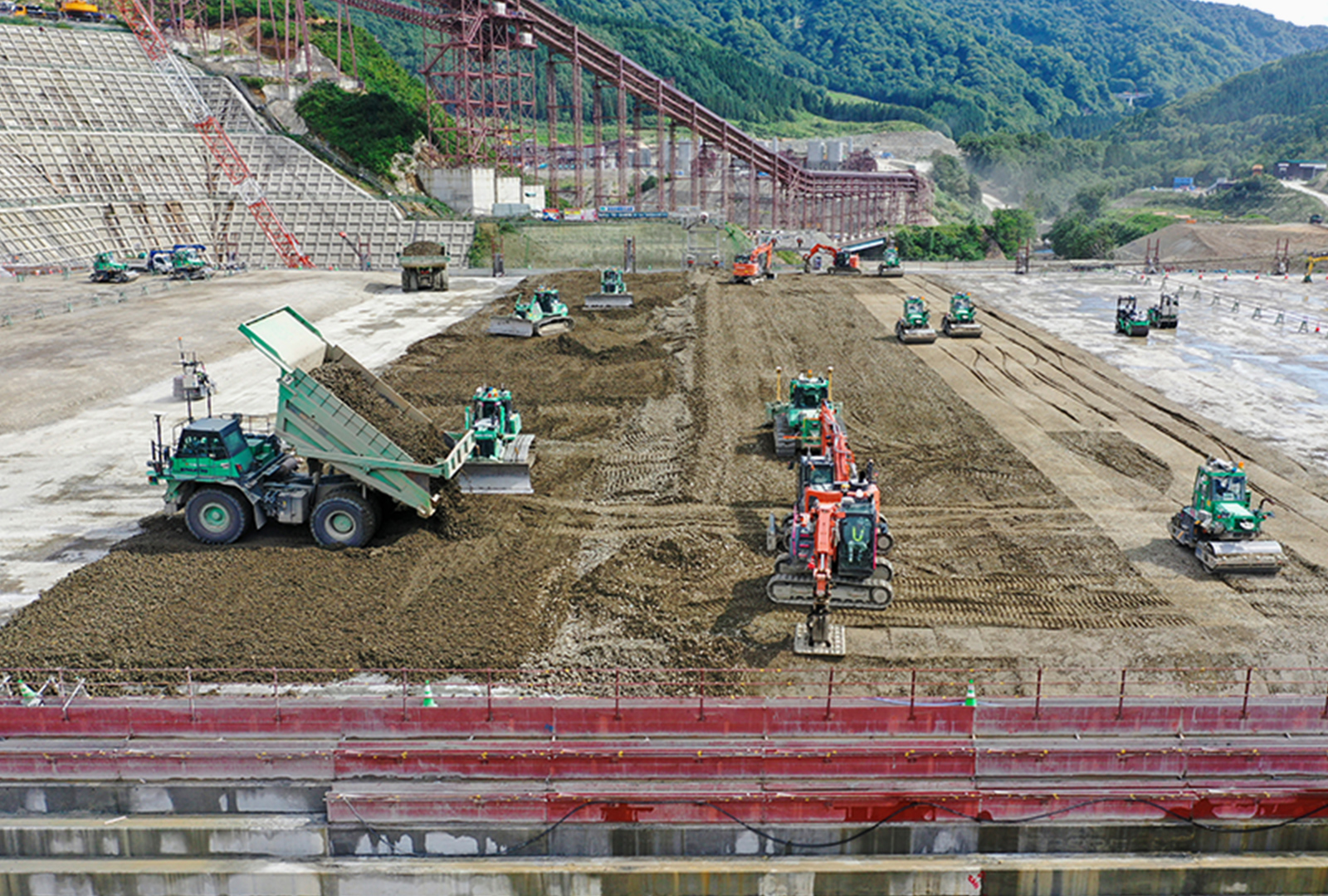 A4CSEL’s automated construction machinery working in collaboration to place CSG to the dam embankment