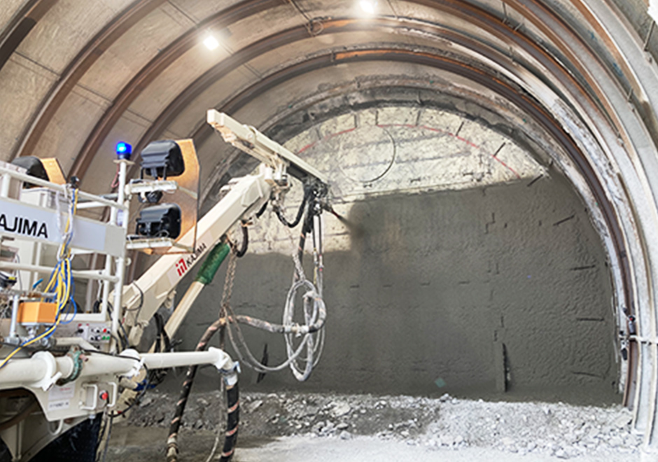 Automated shotcreting machine that sprays concrete to the face in the mock-up tunnel