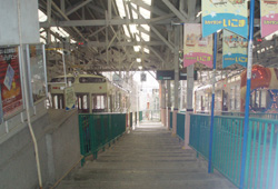 現在の宝山寺駅（2007年）