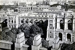 施工前の最高裁判所庁舎。昭和22（1947）年8月。全景。外壁は立派に残っているが屋根はほとんどない