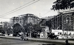 前面道路からは「鹿島建設」の看板が見える。「鹿島組」から「鹿島建設」になったのは昭和22（1947）年12月26日だった。