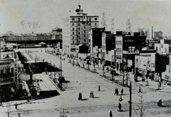昭和元（1926）年頃の越前屋（左角）