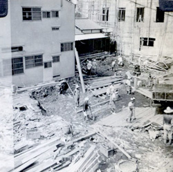 作業風景　昭和26（1951）年8月10日。この時代の建築現場ではヘルメットをかぶることはない。