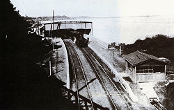 明治10（1877）年頃の品川駅。駅東側は海。画面左側のこんもりと茂った木々の左奥が毛利の敷地
