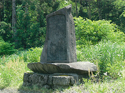 正面から見た慰霊碑（2007年6月撮影）