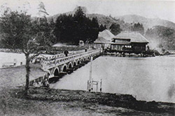 安積疏水開削当時の十六橋水門（写真提供：郡山市）
