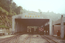 阿里山駅の車庫（1981年撮影）