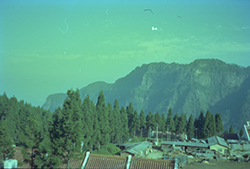 阿里山駅近くの展望台からの遠望（1981年撮影）