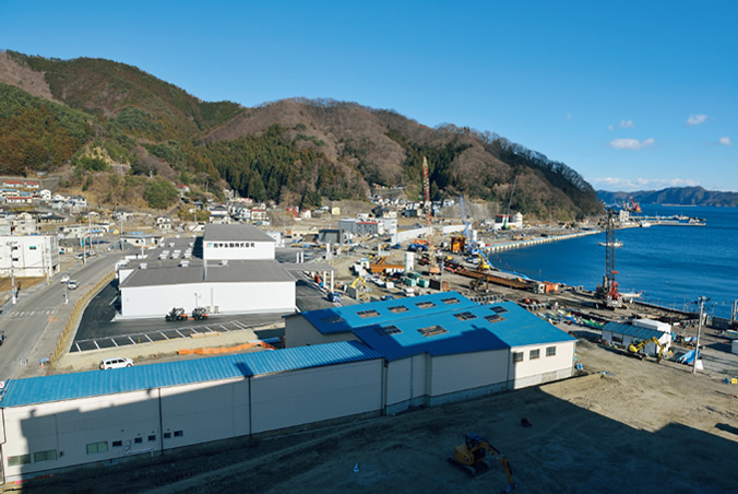写真：釜石港を望む岩手缶詰の釜石工場