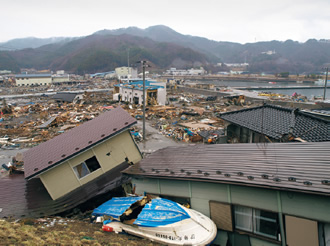 写真：他の三陸沿岸のまちと同じく，釜石も壊滅的な状態となった