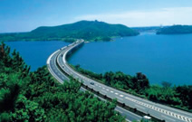 写真：浜名湖を渡る東名高速道路。ところどころカーブがみられる（提供：中日本高速道路）