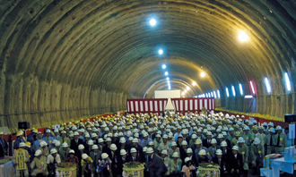 写真：トンネルの貫通を関係者が祝う（2004年）