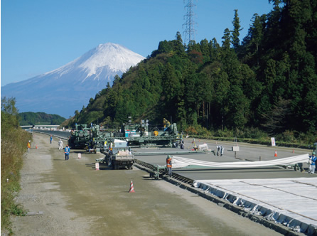 写真：富士山を背に工事は進む
