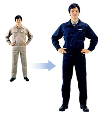 図版：1989年から使用されているネイビーブルーの作業服（ユニフォーム）と以前の茶色ベースの作業服
