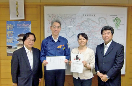 写真：熊本県に義援金を贈呈したKVネット
