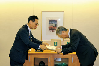 写真：JR九州の古賀徹志常務（左）より感謝状を受け取る河野九州支店長