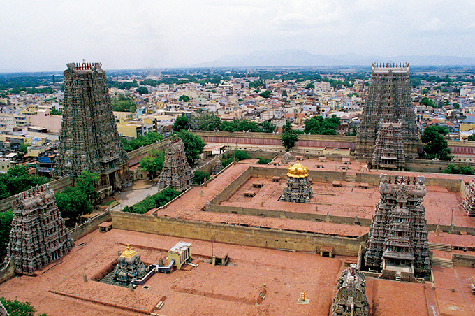 写真：高所から見るミナークシ寺院とマドゥライの街