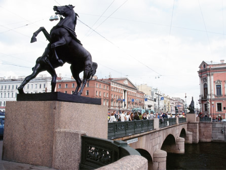写真：アニチコフ橋（1842年完成，1908年改修）