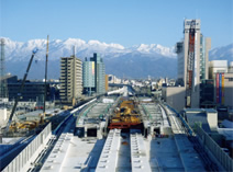写真：「北陸新幹線、富山駅高架橋土木工事」