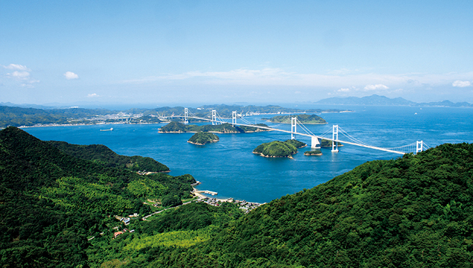 写真：大島，亀老山展望台より来島海峡大橋を望む