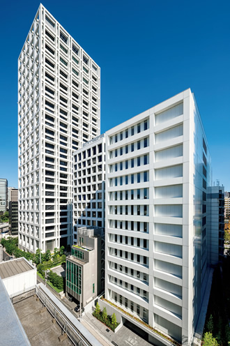 写真：白い格子状の立面が特徴的な3棟（左からAKASAKA K-Tower，鹿島本社ビル，KTビル）