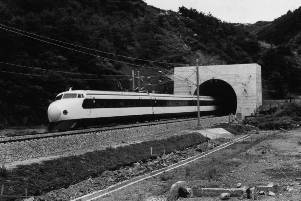図版：東海道新幹線・新丹那トンネル