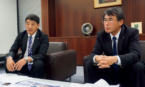 写真：工事内容を説明する武井部長と前川部長