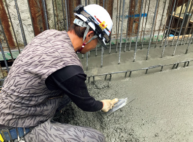 図版：コンクリート押さえをする多能工