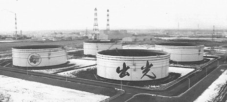 図版：当社が一連の工事を担い設置した10万kl原油タンク