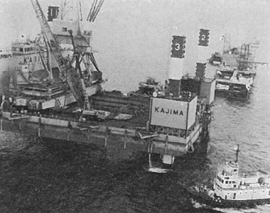 図版：シーバース建設のため，当社は自己昇降海上作業台「SEP-KAJIMA」を開発・導入した