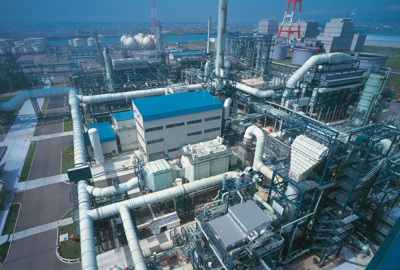 図版：当社が施工した重質油分解装置（1994年頃）