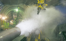 写真：青函トンネル級の湧水圧力の大湧水帯を最新の技術や工法で克服した