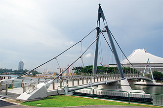 写真：タンジョン・ルー吊橋（1998年完成）