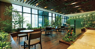 写真：緑に囲まれた癒し空間「フォレストカフェ」