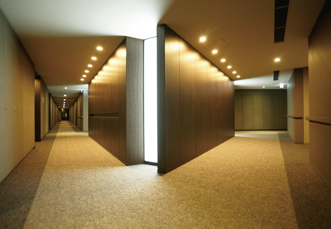 写真：ライトチューブからの光は，非常時には昼光照明として廊下の明るさを補う