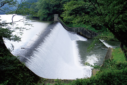写真：日本一美しいダムといわれる白水溜池堰堤（大分県）