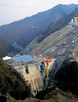 写真：宮ヶ瀬ダム（神奈川県）の施工風景