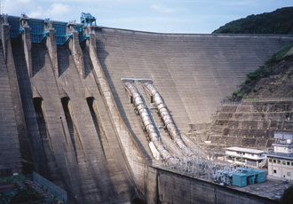 写真：再開発して長く使い続ける鶴田ダム（鹿児島県）