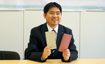 写真：『鹿島スピリッツ』を手にする関西支店 管理部　阪本博 次長