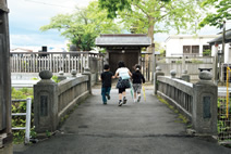 写真：長光寺橋を渡る近隣の子供たち