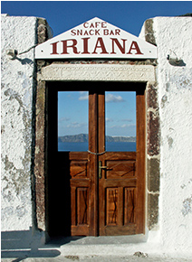 写真：ドアだけが付けられているフィラのレストランの入口