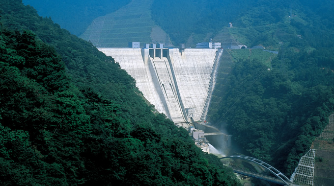 写真：宮ヶ瀬ダム。「21世紀への贈り物」をキャッチフレーズに，神奈川県の丹沢山塊に造られた。建設には自然環境への配慮を徹底した 