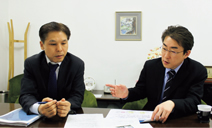 図版：鹿島リース 多田純也部長（左）と伊勢聖部長代理