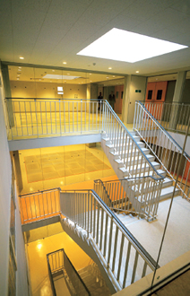 写真：各階をつなぐメイン階段