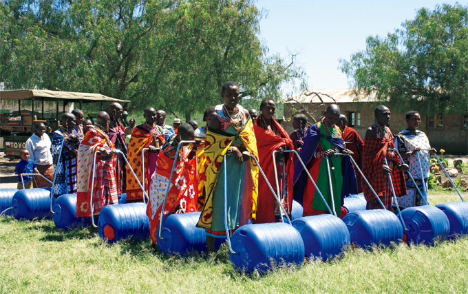 写真：水くみに出発する一団。水を運ぶために要していた時間を短縮することができた結果，子どもが学校へ行けるようになったり，女性が起業できるようになった