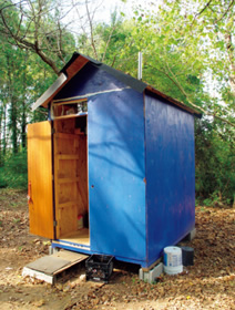 写真：pic.9 寄付された材料でホームレスの小屋を製作する「MAD HOUSERS HUT」プロジェクト© Clay Davis