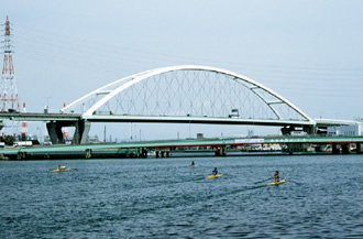写真：新浜寺大橋（1991年完成）：湾岸線南伸部の一環となる径間長254mのアーチ橋