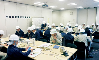 写真：関東支店に設置された本社代替震災対策本部