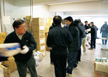 写真：東日本大震災の直後は東北支店へ本社や支店からの緊急支援物資を搬入した