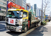 写真：東日本大震災時の当社の緊急支援物資運搬トラック